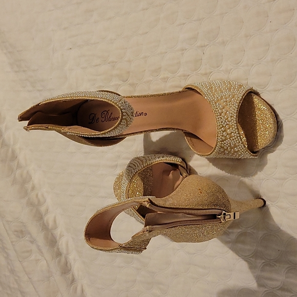 Ankle strap heels, size 10m - Picture 2 of 6